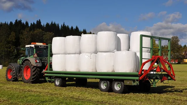 storbalsvagn med lastsäkring dragen av en traktor dalums mekaniska